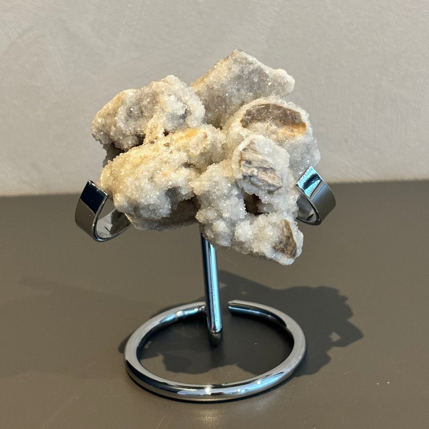 Druzy chalcedoon op standaard 73