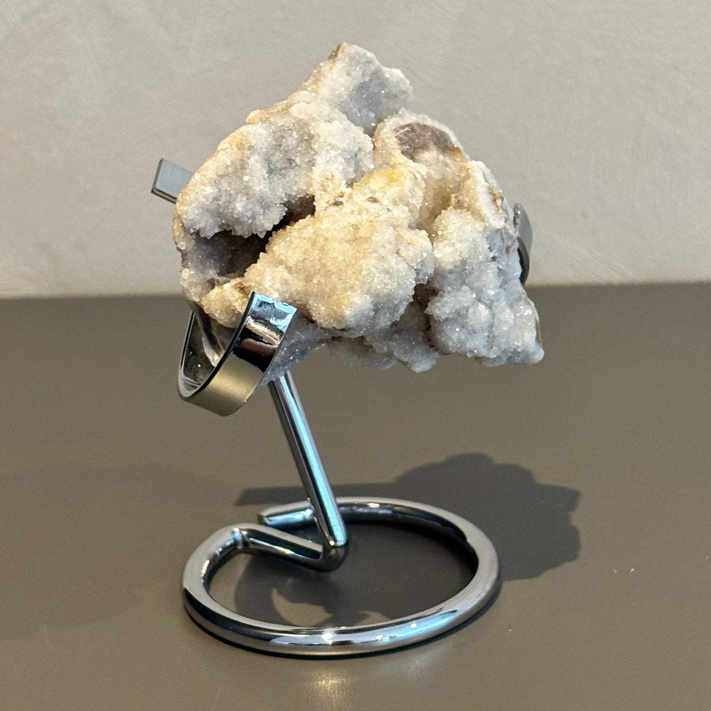Druzy chalcedoon op standaard 73