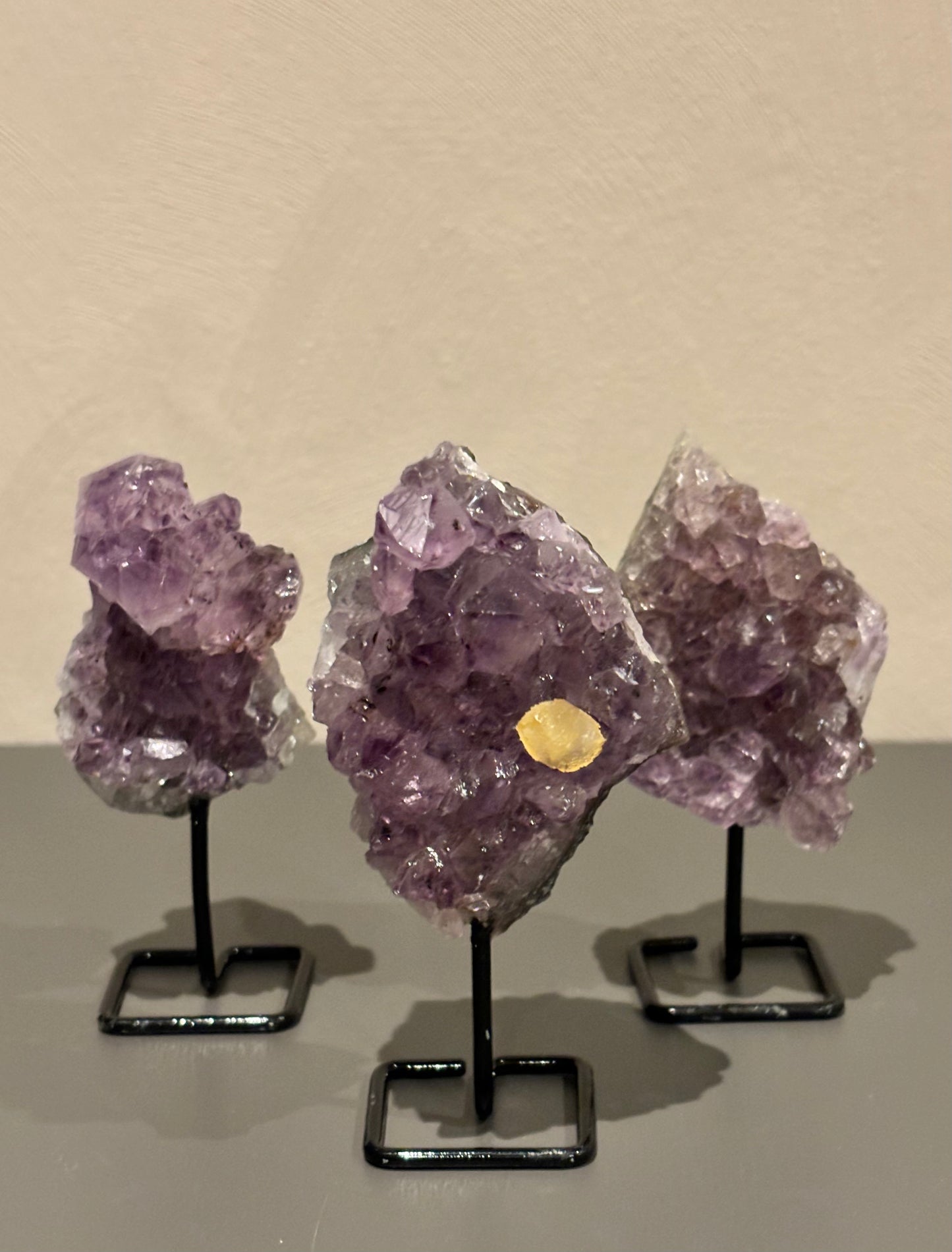 Mini ruwe Amethist op standaard