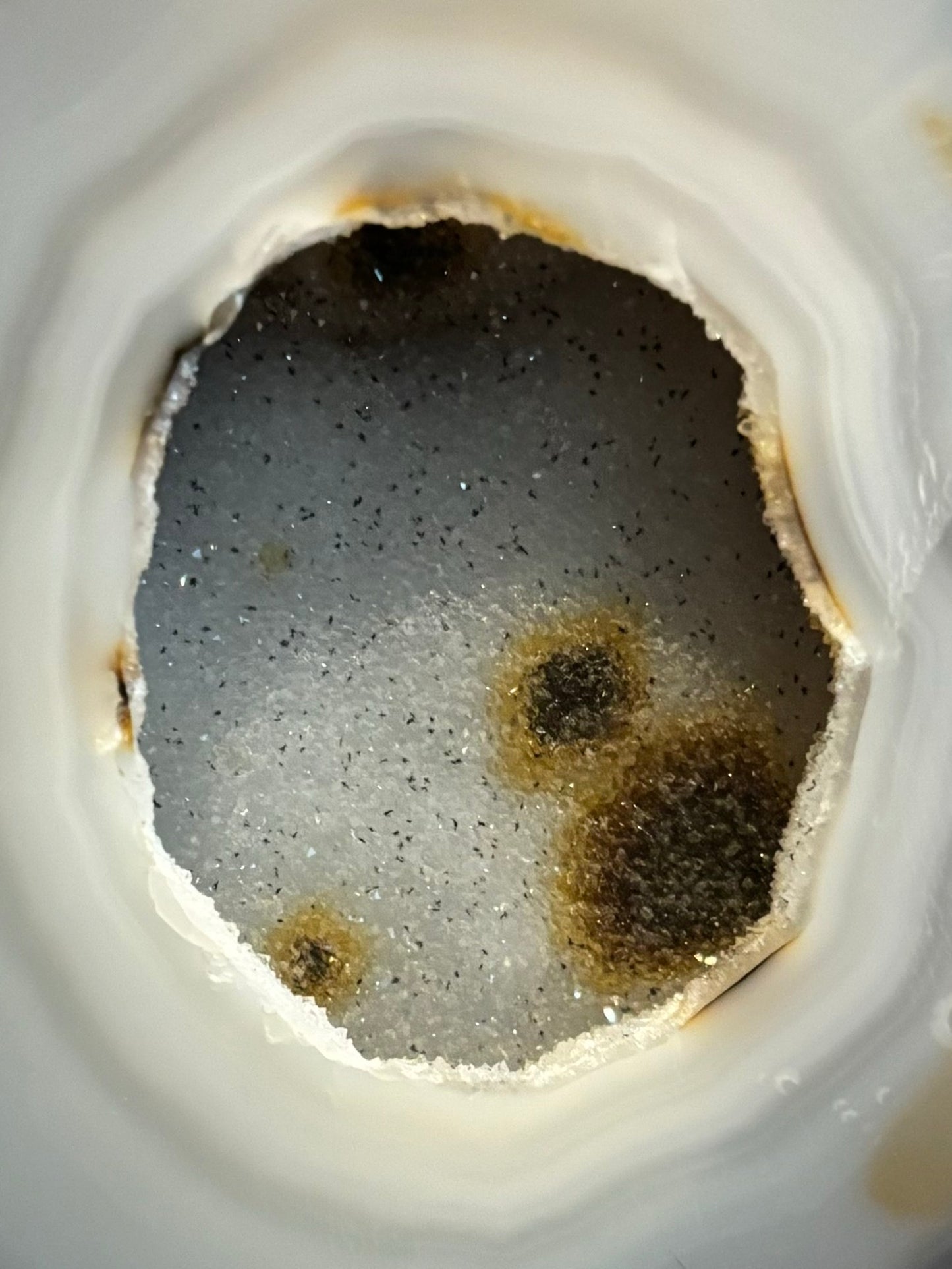 Witte Agaat met Witte Kristalvorming op Standaard #9