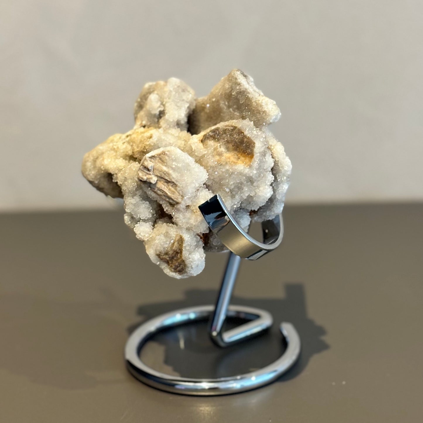 Druzy chalcedoon op standaard 73