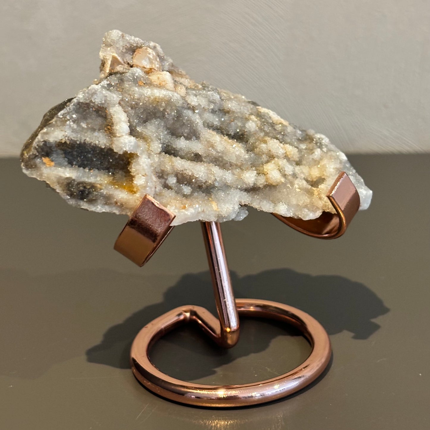 Druzy chalcedoon op standaard 74