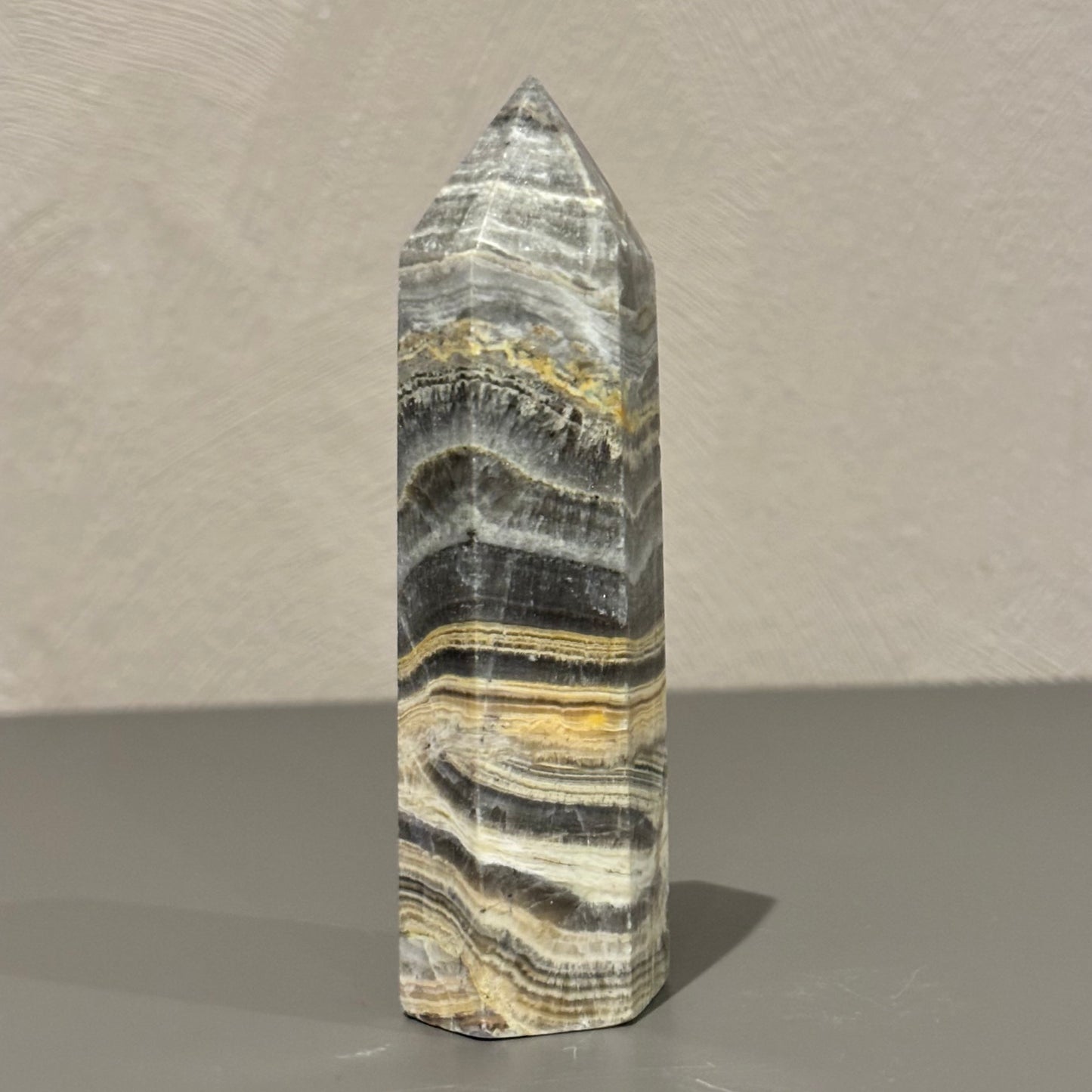 Regenboog calciet met aragoniet punt