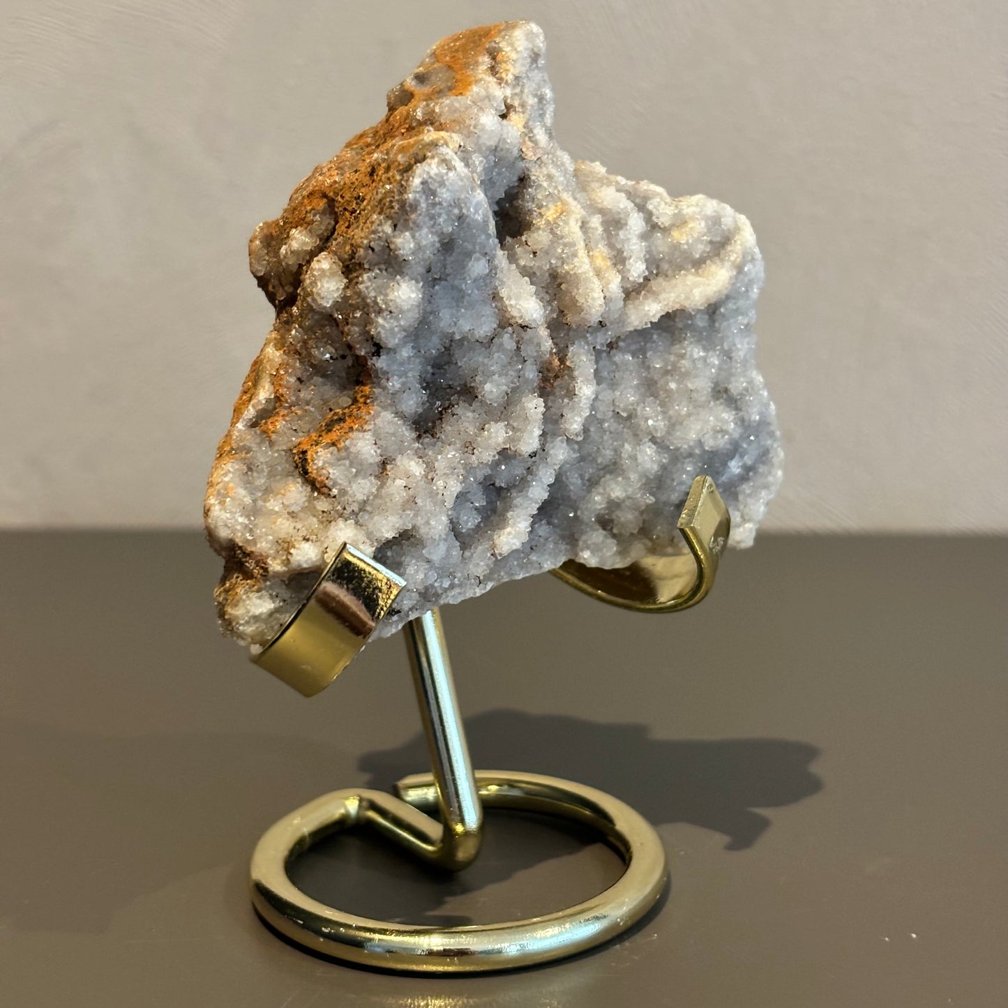 Druzy chalcedoon op standaard 75