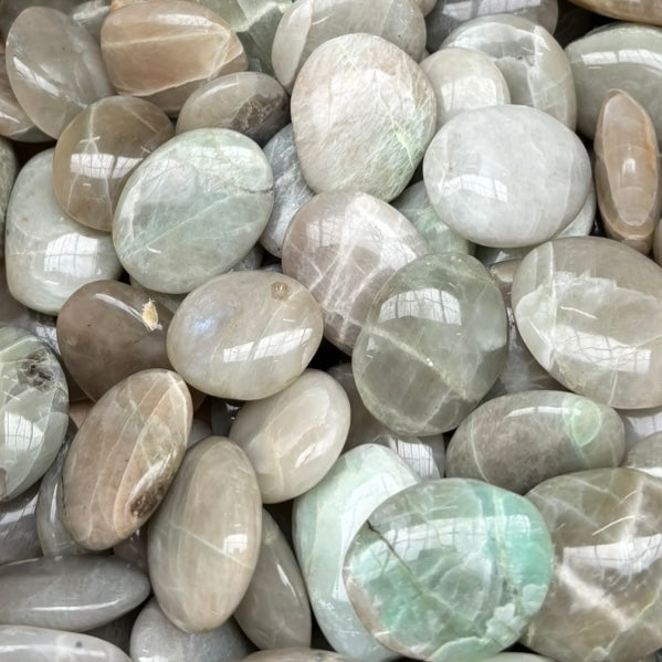 Nunderiet met groene maansteen trommelsteen