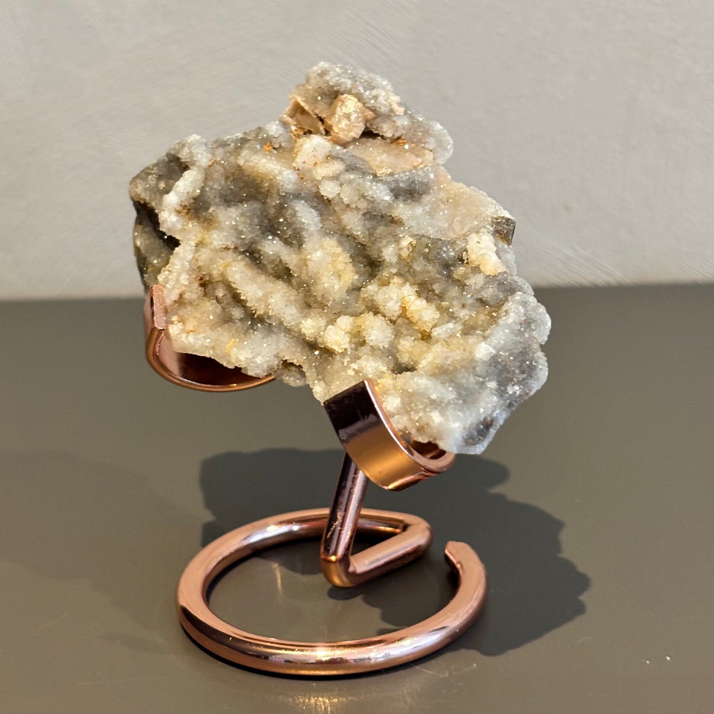 Druzy chalcedoon op standaard 74