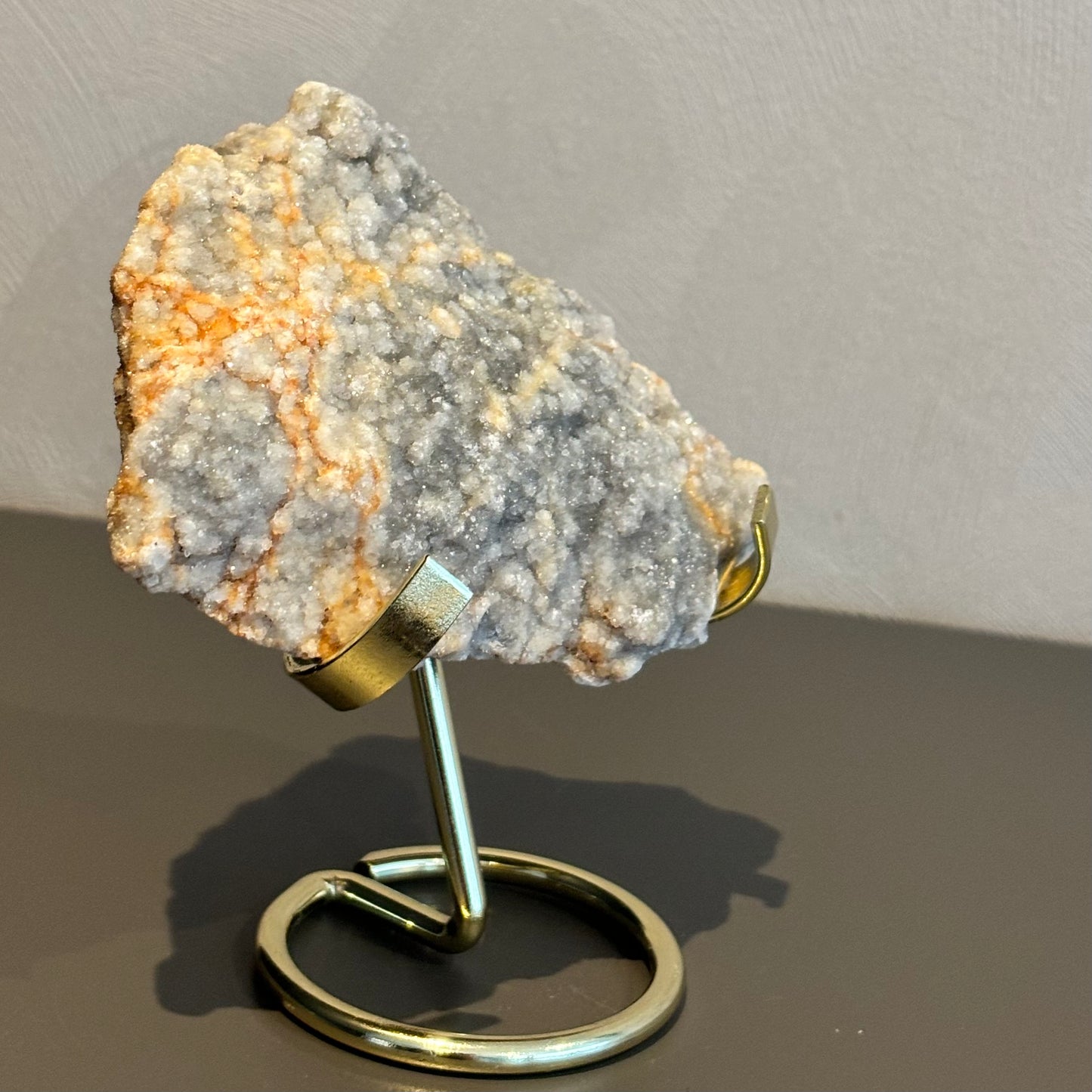 Druzy chalcedoon op standaard 72