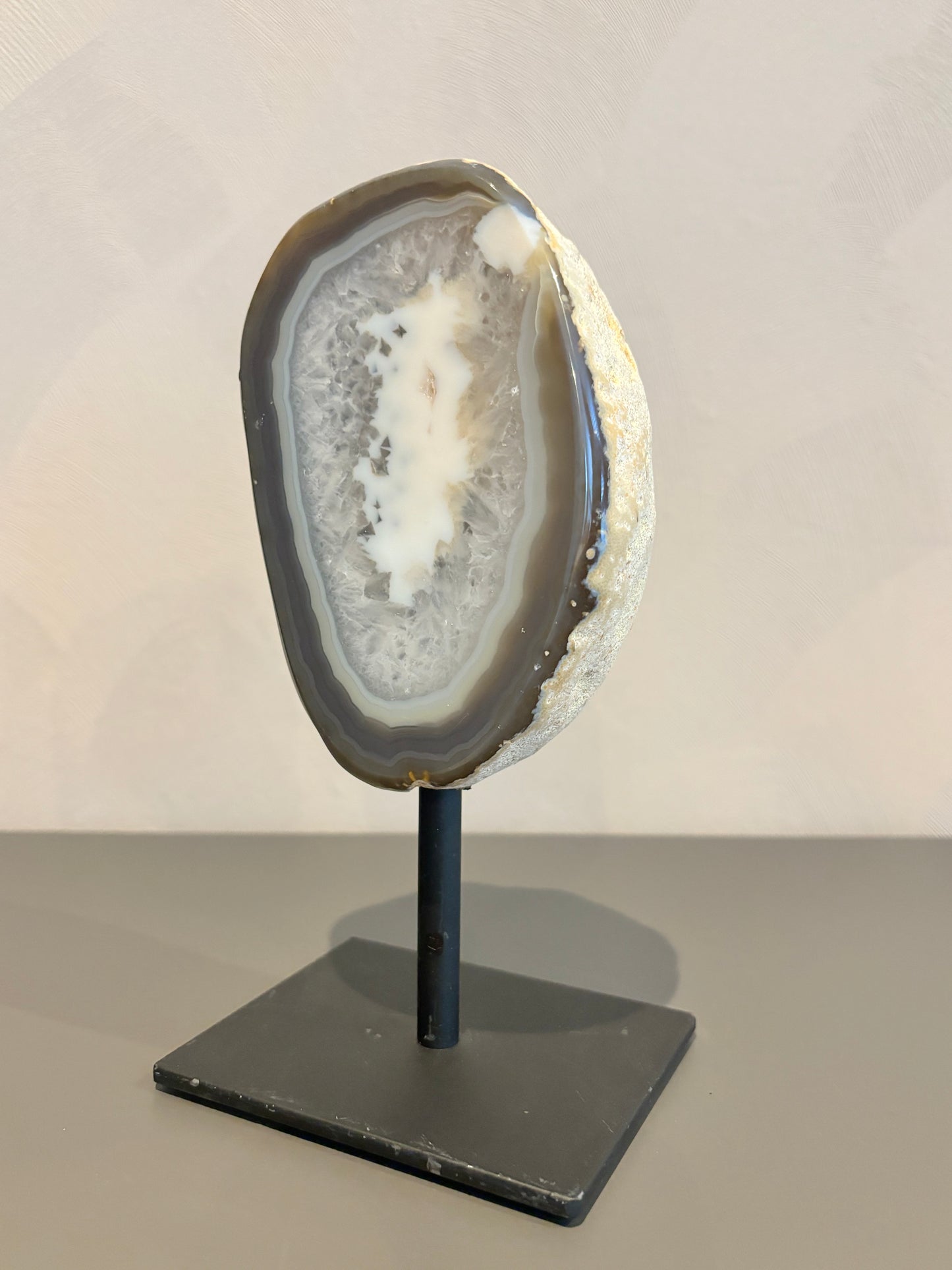 Witte Agaat op Standaard – Tijdloze Pracht #15