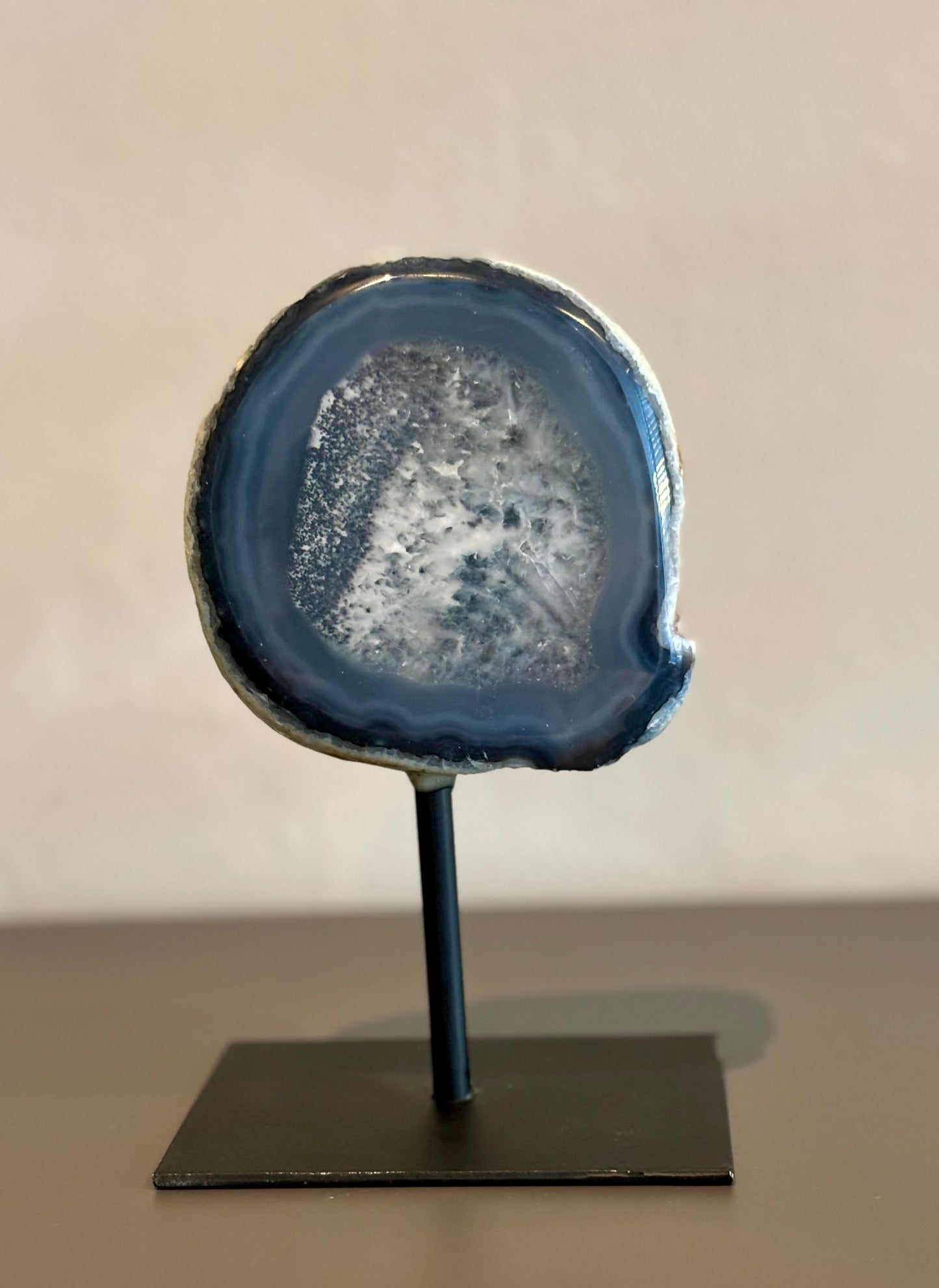 Helder Blauw en Wit Agaat op Standaard #26