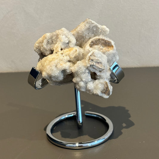 Druzy chalcedoon op standaard 73